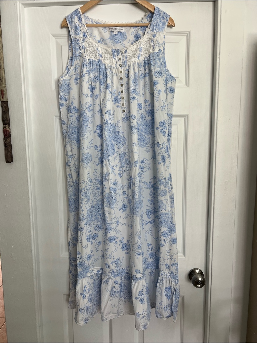 Eileen West Sleeveless Cotton Lawn Nightgown in Blue Floral Large